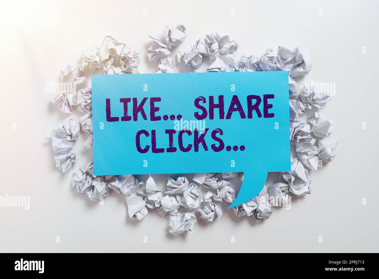 Text mit Inspiration wie „Klicks teilen“. Wort für Content-Marketing zur Steigerung der emotionalen Bindung in sozialen Medien Stockfoto