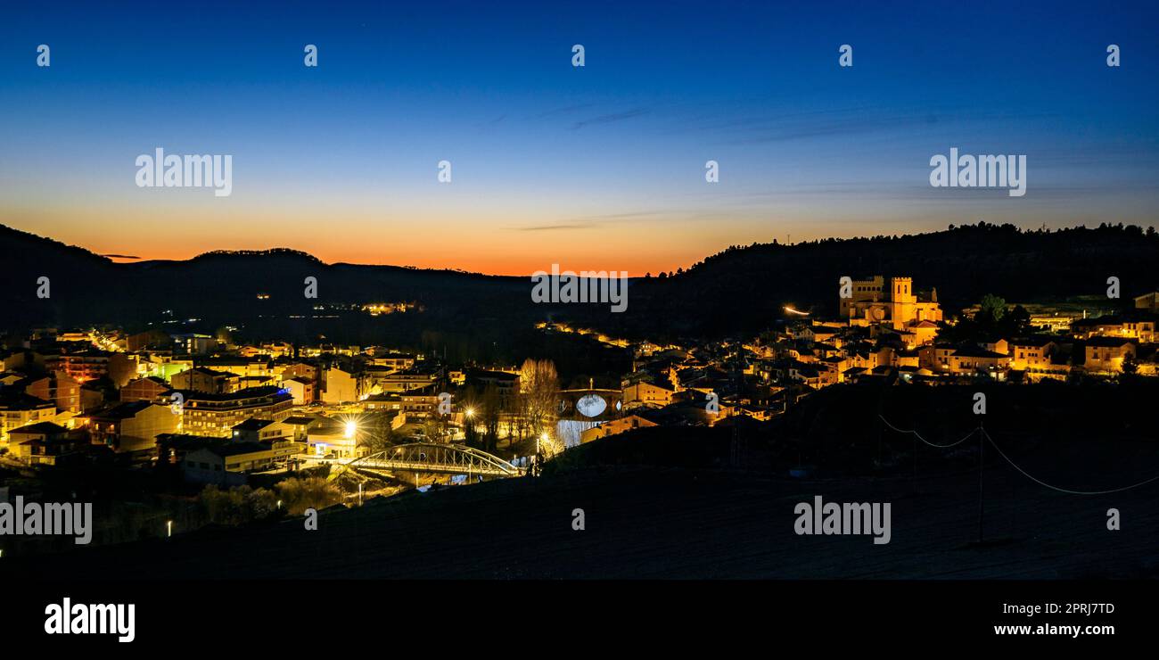 Dorf Valderrobres in der Abenddämmerung, blaue Stunde und Nacht (Matarraña, Teruel, Aragon, Spanien) ESP: Villa de Valderrobres al crepúsculo, Hora azul y Noche Stockfoto