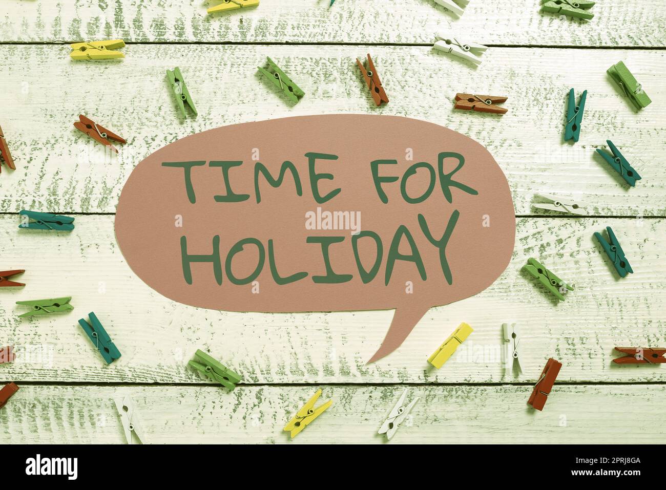 Ein Schild mit der Zeitangabe für einen Urlaub, der jemandem sagt, dass dieser Moment für die Ruhe am Summer Beach ist. Das Internet-Konzept sagt jemandem, dass dieser Moment der Erholung von Summer Beach ist Stockfoto