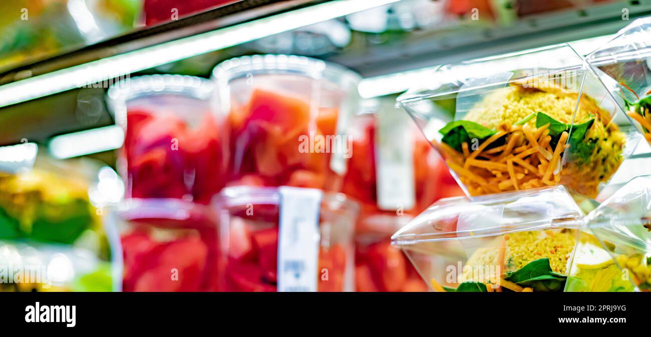 Verzehrfertige Mahlzeiten werden in einem handelsüblichen Kühlschrank ausgestellt Stockfoto