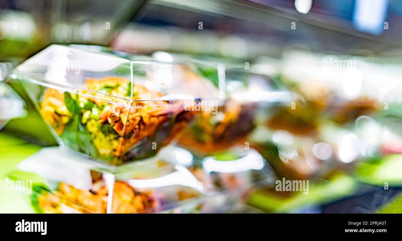 Verzehrfertige Mahlzeiten werden in einem handelsüblichen Kühlschrank ausgestellt Stockfoto