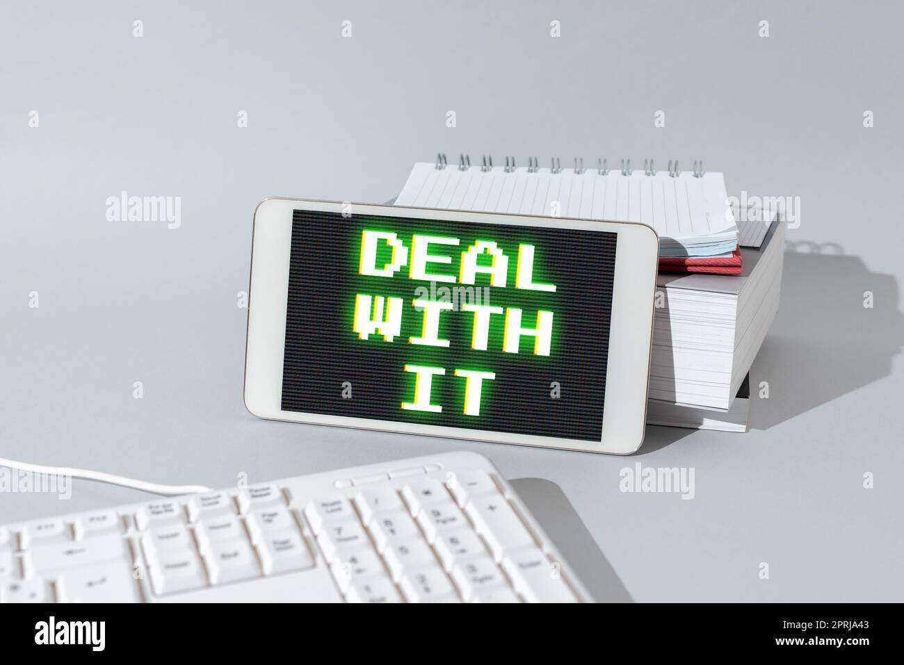 Textunterschrift, die „Deal With IT“ darstellt. Business Showcase passt sich einer bestimmten Situation an und geht weiter Stockfoto