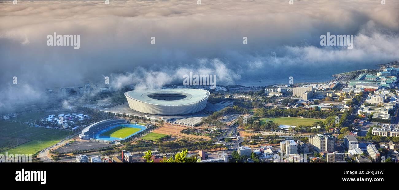 Die Wolke zieht über Kapstadt heran. Ein Blick von oben auf die Stadt Kapstadt, Südafrika an einem bewölkten Tag Stockfoto