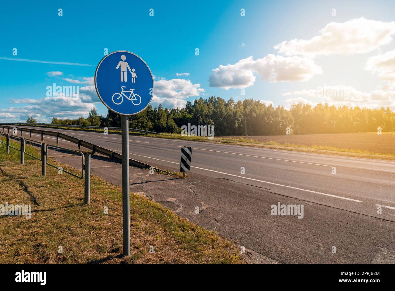 Fahrradschild auf der Seite des Highways Stockfoto