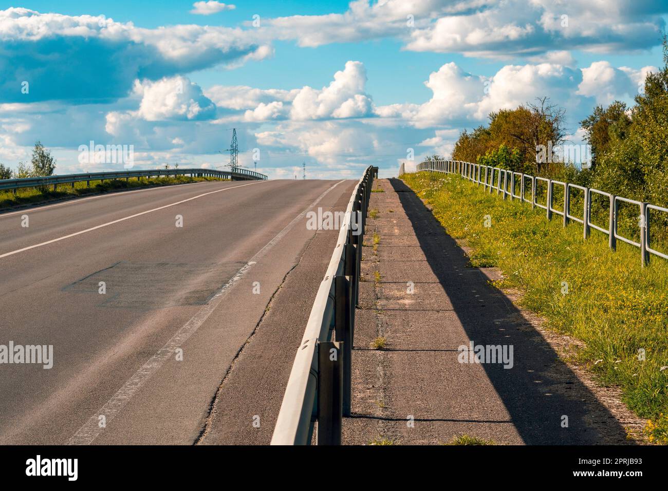 Leere Autobahn mit Metallsicherheitsbarriere oder -Schiene Stockfoto