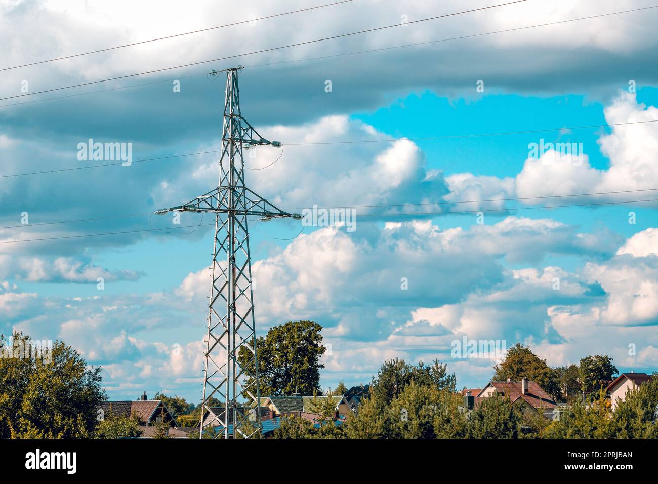 Stromleitungen in der Nähe einer Kleinstadt Stockfoto