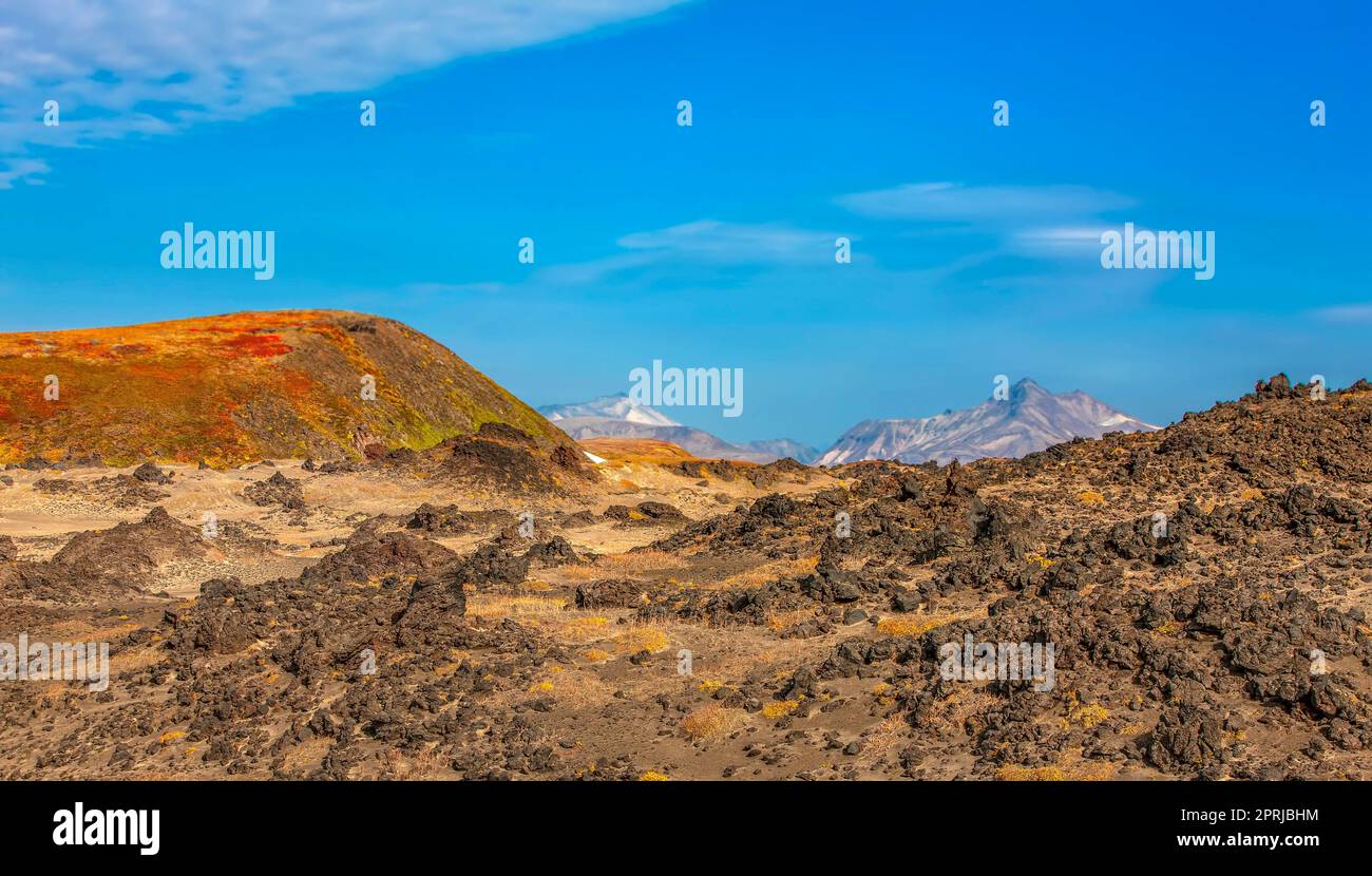 Blick auf die vulkanische Wüste mit schwarzem Sand und Stein auf der Kamtschatka-Halbinsel Stockfoto