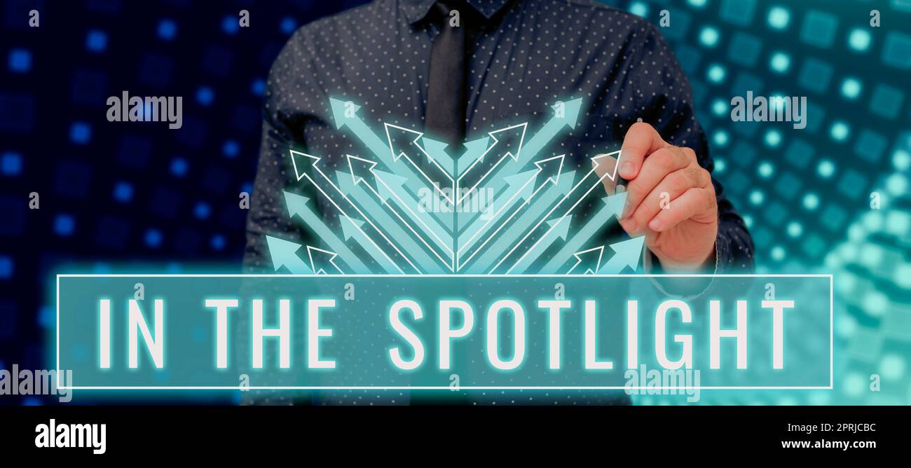 Konzeptionelle Beschriftung im Spotlight, wenn sich die Menge mit einer einzelnen Person konzentriert, wie in der Bühne, Wort für die Konzentration der Menge mit individuellem Perso Stockfoto