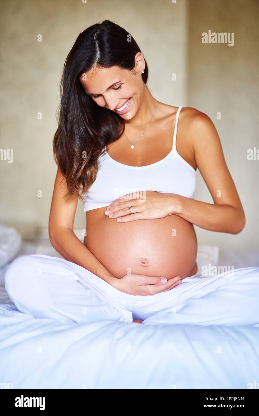 Pflege für ihren Baby-Beule. Eine Schwangerin hält ihren Bauch. Stockfoto