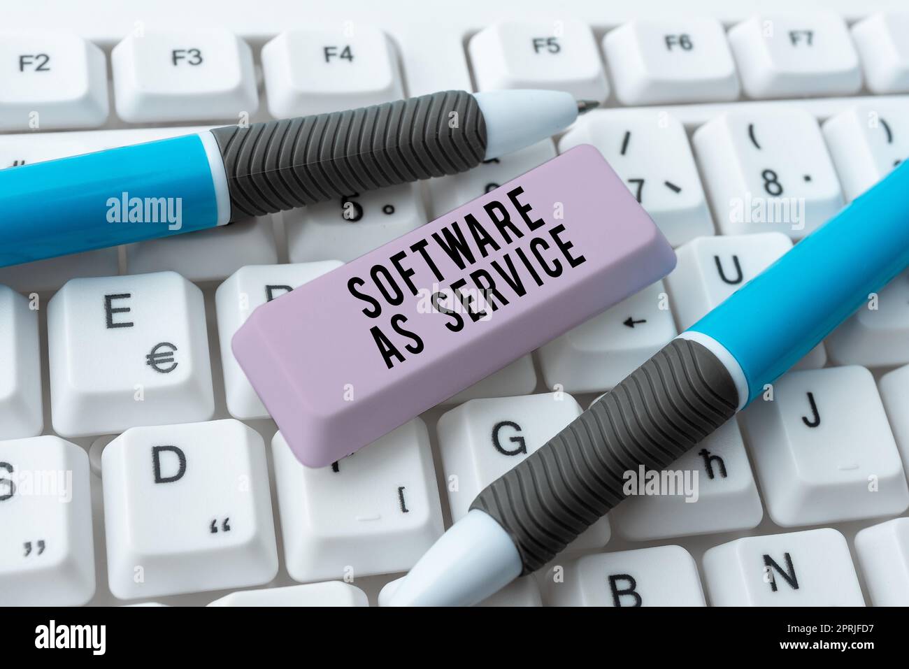 Handschriftliches Schild Software as Service, Business Idea On Demand, lizenziert im Abonnement und zentral gehostet Stockfoto
