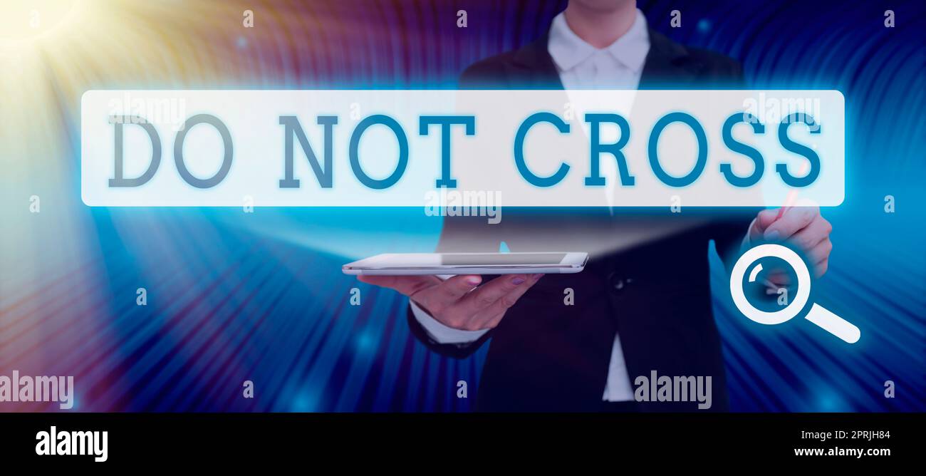 Schreiben mit Text nicht kreuzen. Internet Concept Crossing ist verboten gefährliche Vorsicht Warnung nicht zu tun Stockfoto