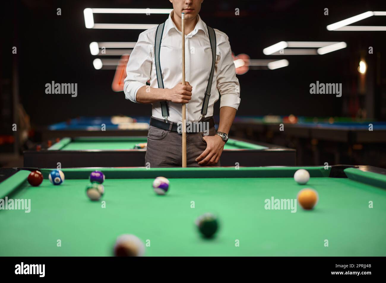 Junger Mann vor dem Billardtisch Stockfoto