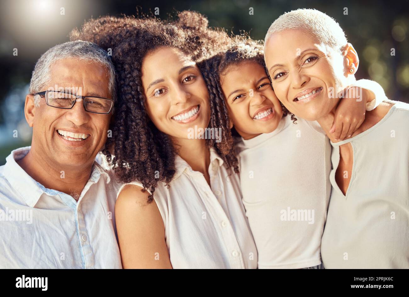 Glückliche Familie von Großeltern, Mutter und Mädchen lieben es, gemeinsam zu lächeln, um Unterstützung, Vertrauen und Pflege im Freien zu erhalten. Eine Gruppe von Leuten aus dem Seniorenpaar, mom und y Stockfoto