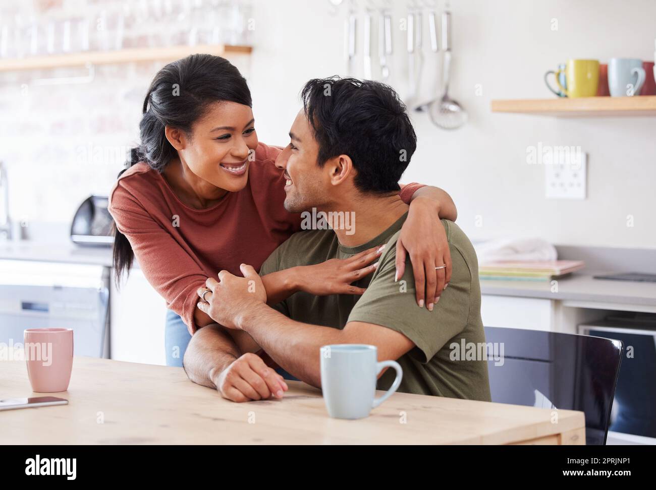 Paare lieben, glücklich und unterstützen oder fürsorgliche Gespräche,  umarmen und unterhalten sich zusammen am Küchentisch. Verheirateter  asiatischer Mann und Frau, Zuneigung oder Liebe, Heilung Stockfotografie -  Alamy
