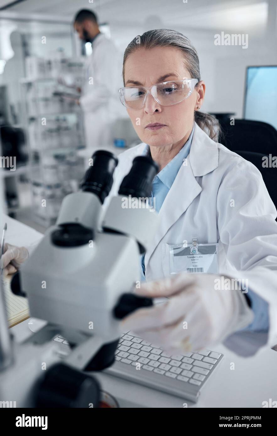 Wissenschaftsmikroskop, weibliche Professorin und Laborforschung, medizinische Innovation oder Biologietest. Leitender Analytiker, Chemieexperte und Phys Stockfoto