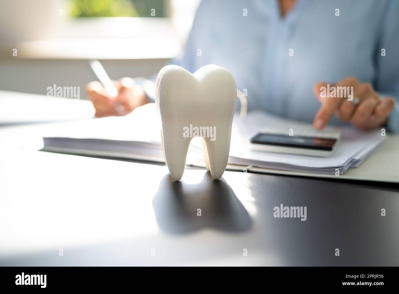 Zahnversicherungsgeld. Zahnarzt-Service-Desk Stockfoto