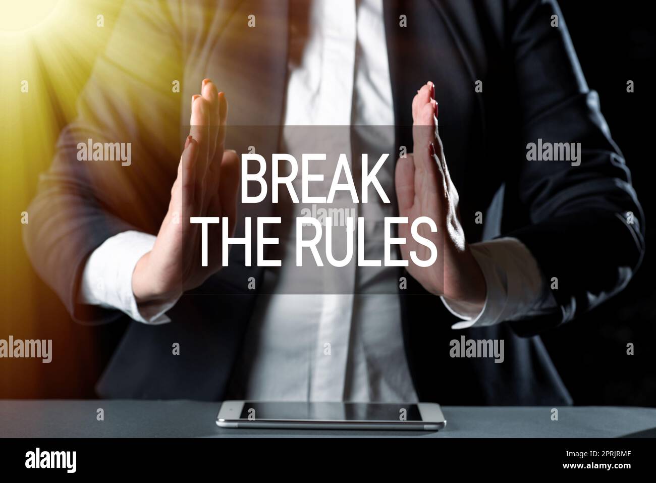 Textunterschrift mit „Break the RulesTo do something against formal rules and Restrictions“. Ein Wort, das gegen formale Regeln und Einschränkungen verstößt Stockfoto