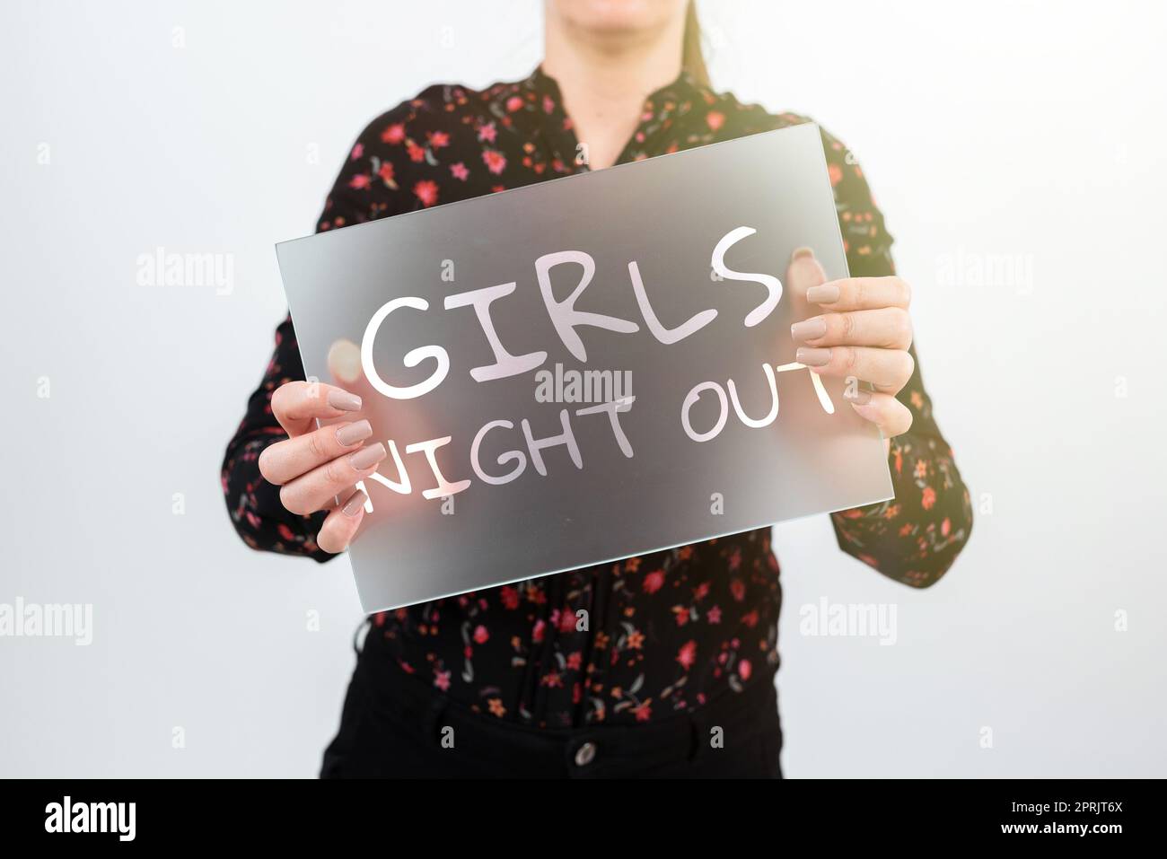 Schild mit Girls Night Outfreences und freier Mentalität für die Mädchen der modernen Zeit. Internetbegriff Freiheiten und freie Mentalität für Mädchen in der modernen Zeit Stockfoto