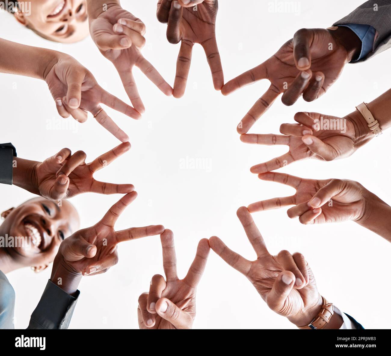 Teamwork, Zusammenarbeit und Star Handzeichen von Geschäftsleuten für den Erfolg von Zielen, Missionen und Erfolgen. Gruppieren Sie Diversity Hands mit V-Zeichen oder Friedenssymbol für Einheit, Vertrauen und Unterstützung unten Stockfoto