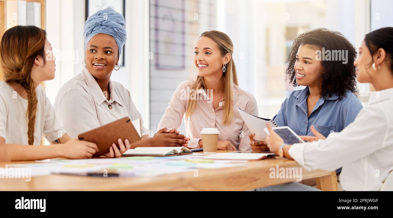 Marketingstrategie, Geschäftsfrauen und Teamarbeit in integrativen Büroräumen mit Diversity Empowerment. Lächeln, zufriedene und motivierende Menschen in Kommunikation, Meetings und Designerinnovationen Stockfoto