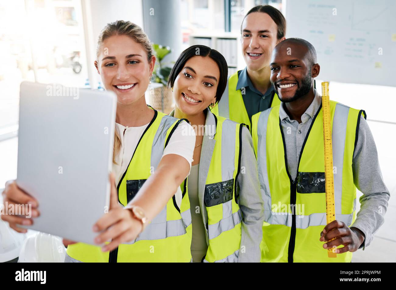 Glückliche Architekten und Teamfotos mit Tablet im Büro in Zusammenarbeit und Teamarbeit. Eine Gruppe von unterschiedlichen Fachleuten lächelt in Architekturgeschäften zusammen in der sozialen Zusammenarbeit Stockfoto