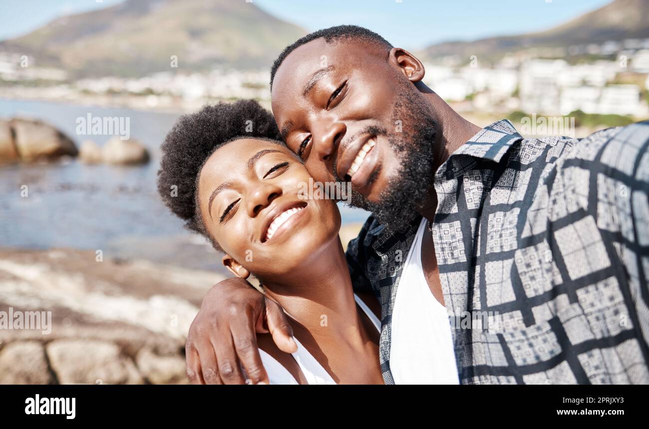 Schwarzes Paar, Selfie und Lächeln für fröhlichen Strandspaß, sorgenfrei und entspannenden sonnigen Tag im Freien. Porträt von Liebe, Sommer- und afrikanern mit Fotos im Urlaub, romantischen Kurzurlaub und Flitterwochen-Date Stockfoto