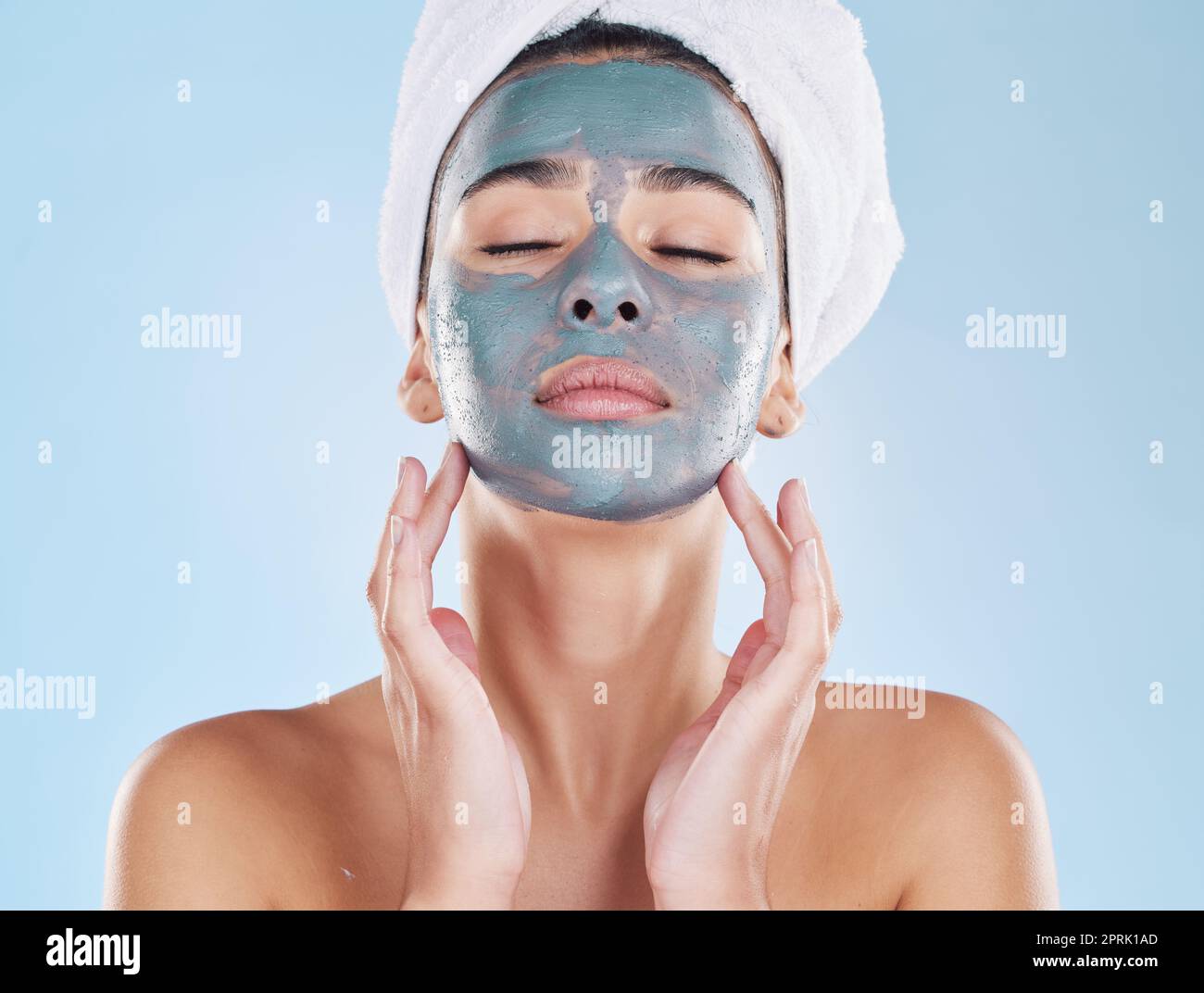 Hautpflege, Schönheit und Gesichtsmaske an einer Frau während ihrer Wellness-Routine in einem Studio. Latina-Mädchen mit frischer Körperpflege und Hygiene, die sich nach dem Duschen selbst pflegt Stockfoto