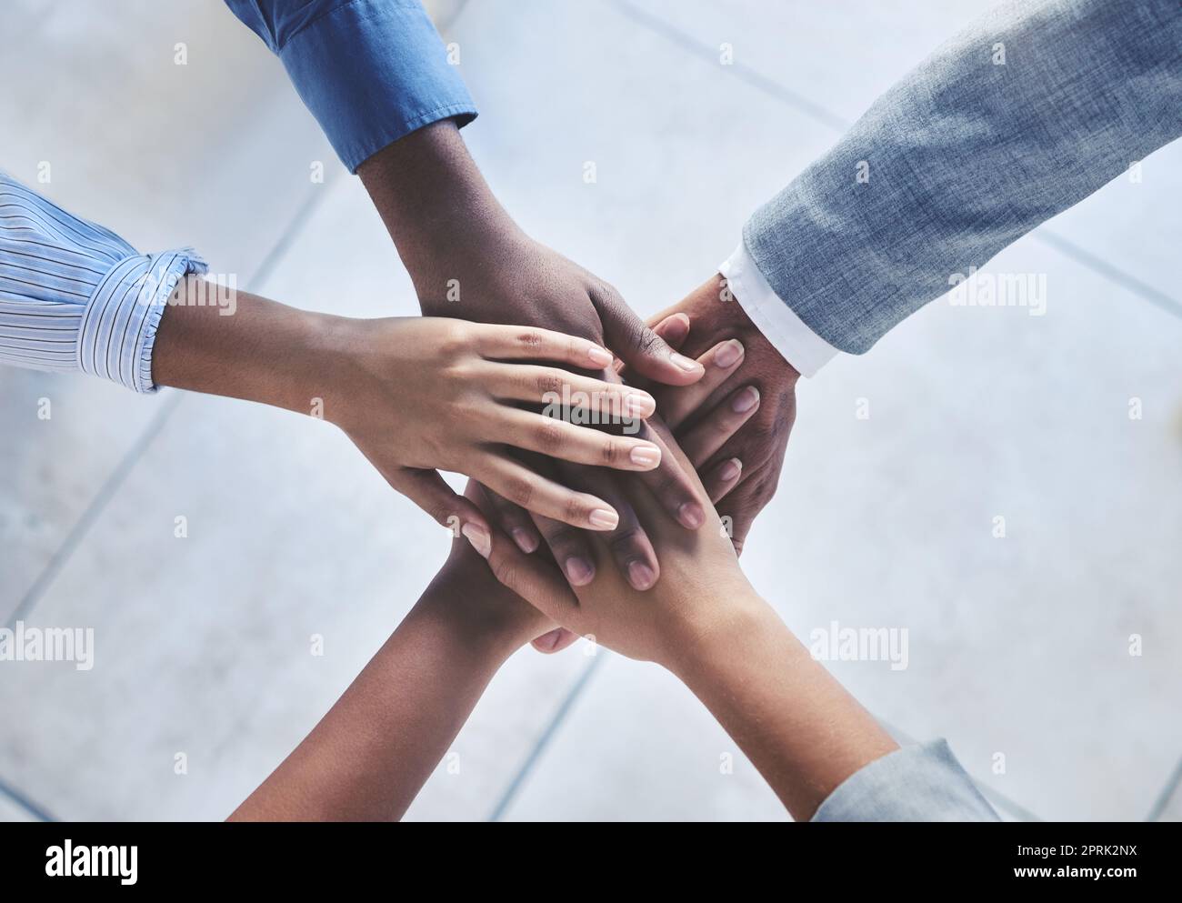 Vielfalt, Partnerschaft und globale Hands – ein Stapel von Männern und Frauen in einem Unternehmen. Teambuilding-, Unterstützungs- und Geschäftsleute in der Zusammenarbeit nutzen Teamarbeit, um Ziele, Ziele, Visionen und Verkaufsziele festzulegen Stockfoto