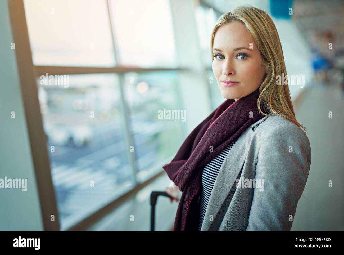 Ist ein erfahrener Reisender. Porträt einer jungen Frau, die auf einem Flughafen steht. Stockfoto