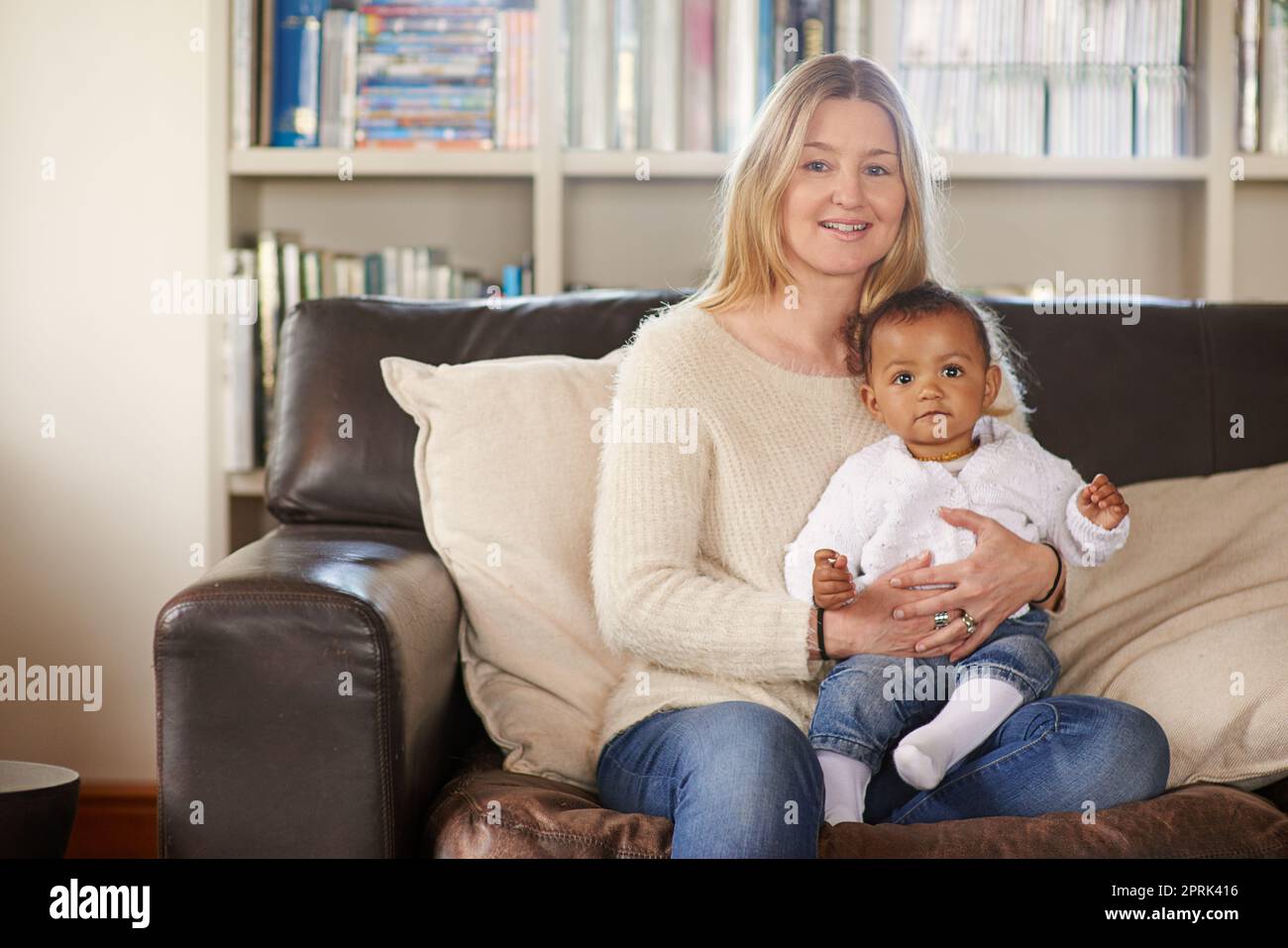 Sie mit Freude erziehen. Zugeschnittenes Porträt einer Mutter und ihres Adoptivkindes. Stockfoto