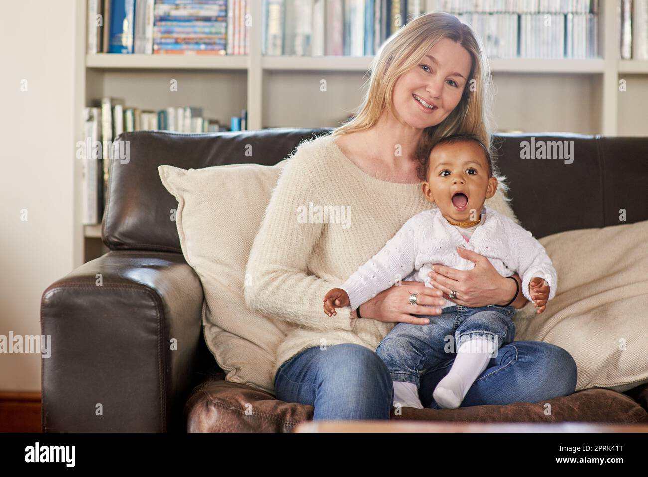 Sie ist wirklich ein Schatz der Mutter. Zugeschnittenes Porträt einer Mutter und ihres Adoptivkindes. Stockfoto