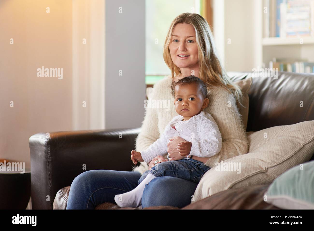 Und zwei machen eine Familie. Zugeschnittenes Porträt einer Mutter und ihres Adoptivkindes. Stockfoto