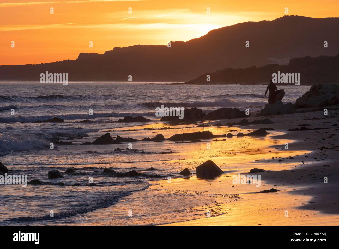 Sonnenuntergang und Surfen entlang der Straße von Gibraltar, Playa de los Lances, Tarifa, Spanien Stockfoto