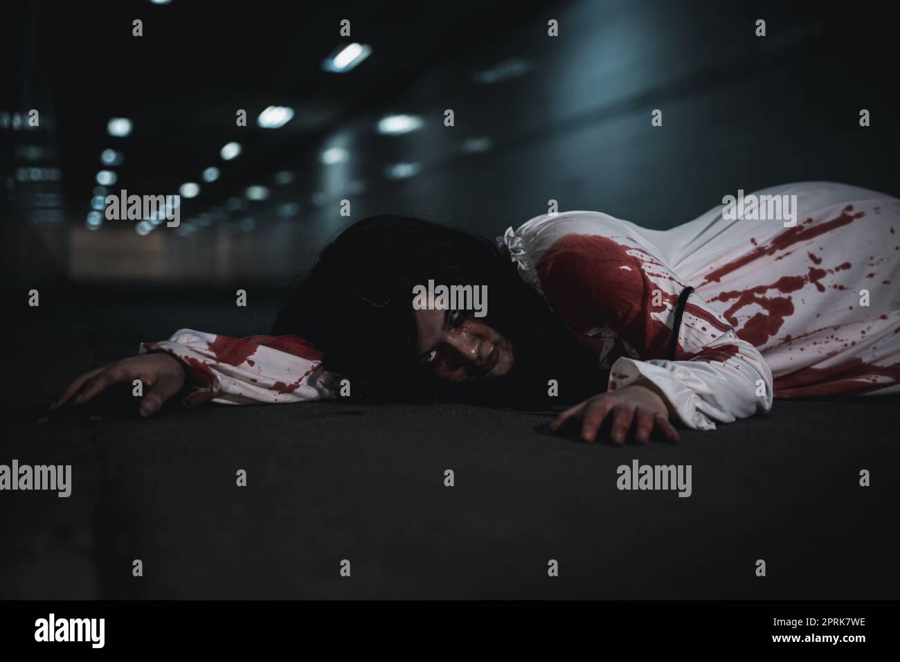 Das Mädchen wurde von einem Auto getroffen und lag starb auf der Straße. Voller Blut unbeaufsichtigt gelassen, Horror blutrünstigen Frau Geisterhorror sie Tod und beängstigend in nig Stockfoto