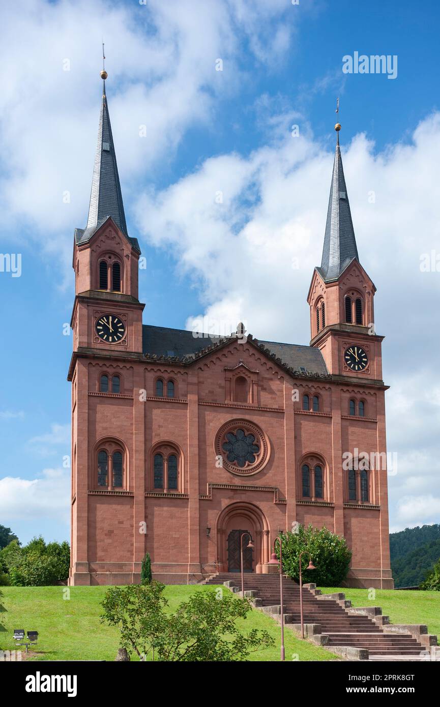 Doppelturmfassade der protestantischen Kirche, Wilgartswiesen, Pfalz, Rheinland-Pfalz, Deutschland, Europa Stockfoto