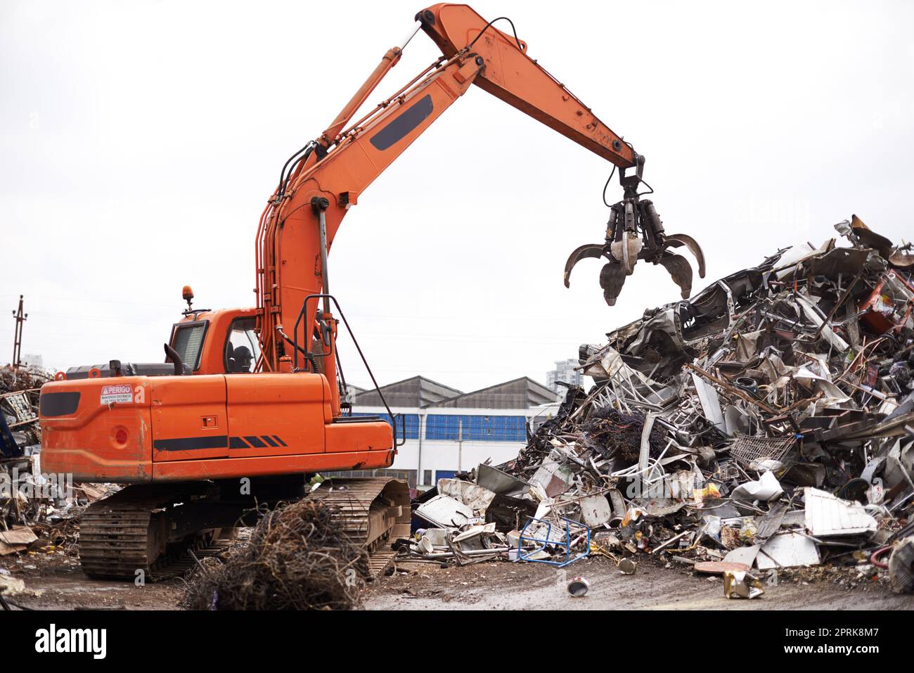 Ungewollten Müll loswerden. Ein Kran auf einer Mülldeponie Stockfoto