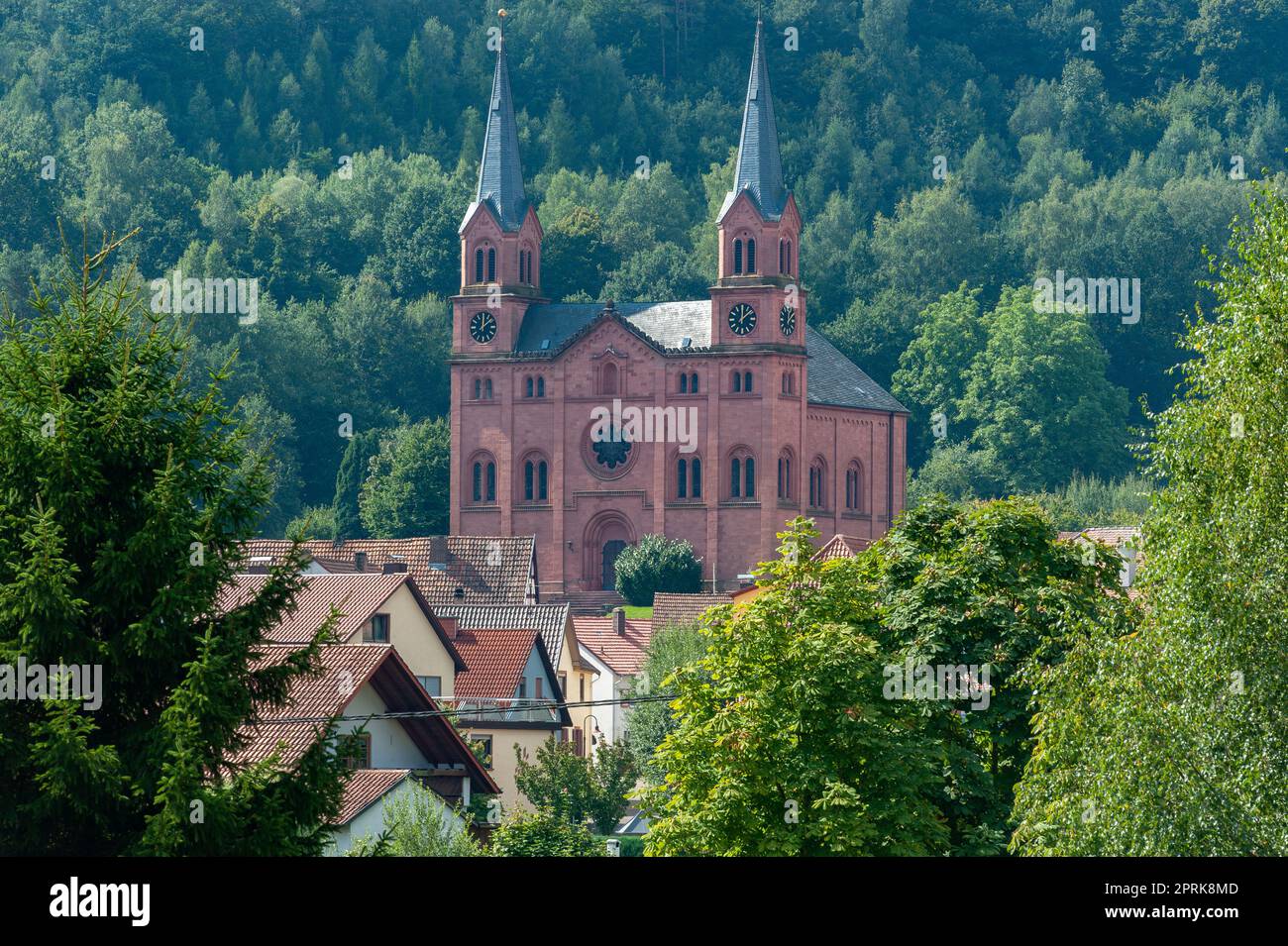 Doppelturmfassade der protestantischen Kirche, Wilgartswiesen, Pfalz, Rheinland-Pfalz, Deutschland, Europa Stockfoto