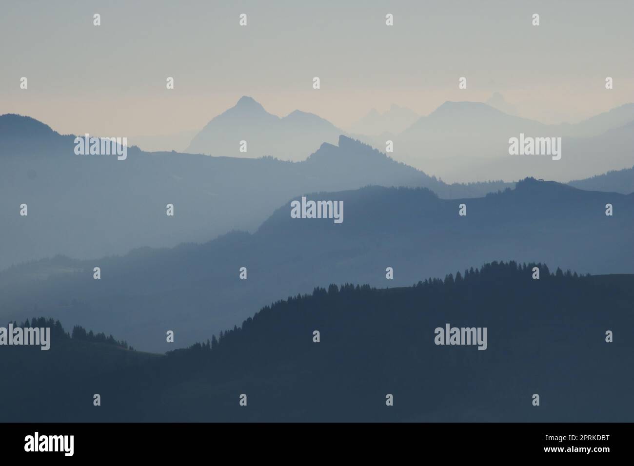 Silhouetten des Stanserhorns und anderer Berge im Kanton Luzern. Stockfoto