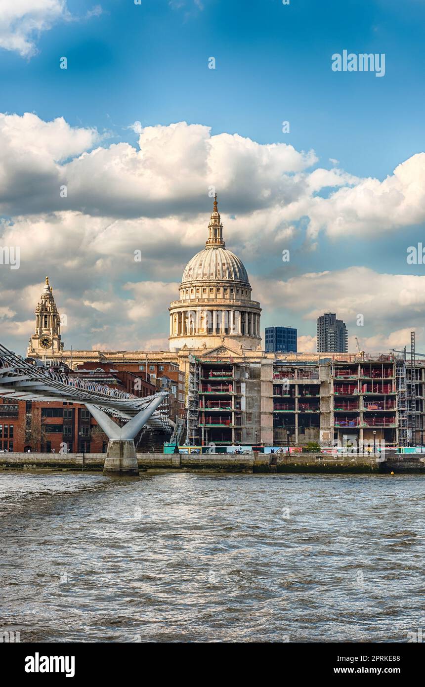 Malerischer Blick über die Themse und die Skyline mit der Millennium Bridge und einigen der wichtigsten Sehenswürdigkeiten in London, England, Großbritannien Stockfoto