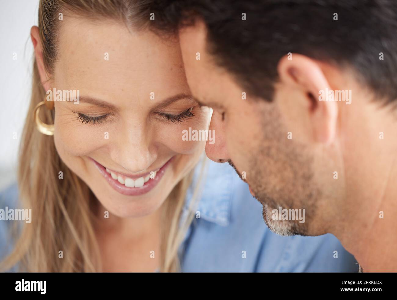 Liebe, Familie und Paar in ihrem Zuhause, verheiratet und intime Momente teilen. Portrait von romantischem, lächelndem und liebevollem Mann und Frau in glücklichem m Stockfoto