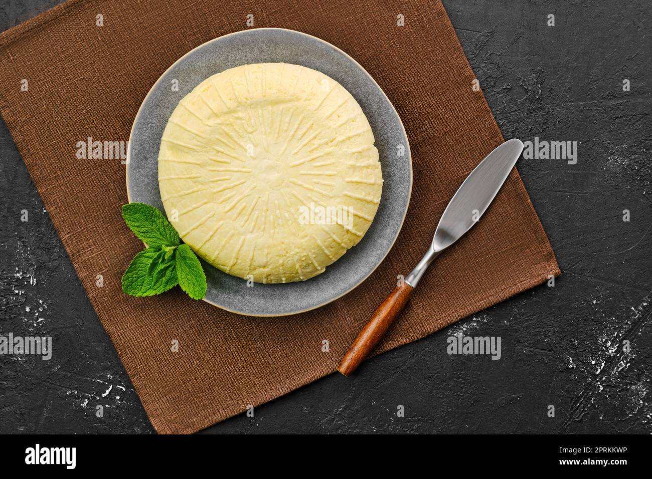 Blick von oben auf den Adyghe-Käse auf dem Teller Stockfoto