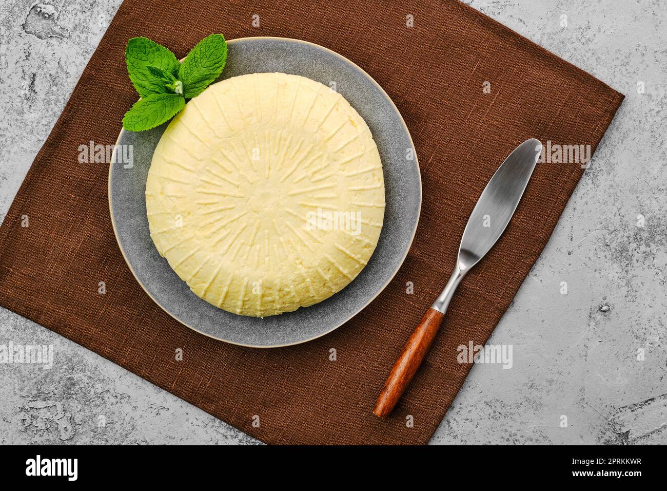Blick von oben auf den Adyghe-Käse auf dem Teller Stockfoto
