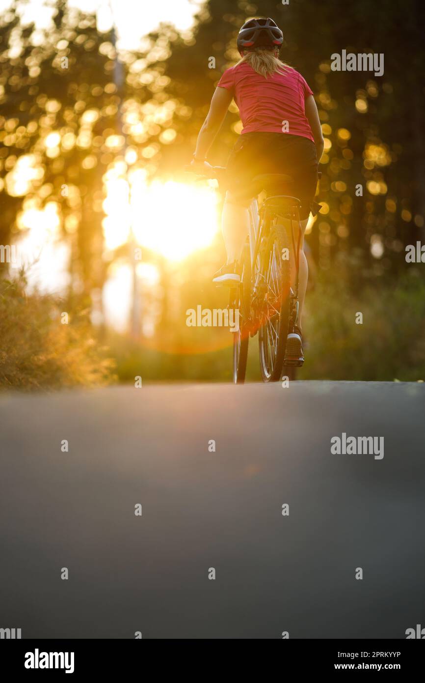Glückliches Paar Fahrrad fahren draußen, gesunde Lebensweise Spaß Konzept, eine Pause zu bewundern die Aussicht Stockfoto