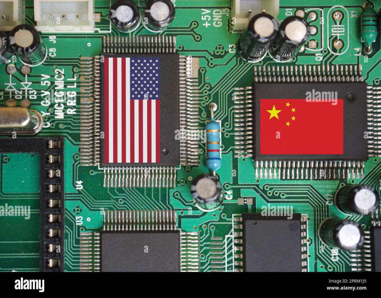 Chip-Produktion und Handelskrieg zwischen Amerika und China. Amerikanische und chinesische Flagge auf Chips. Chip-Hersteller Länder der Welt. Stockfoto