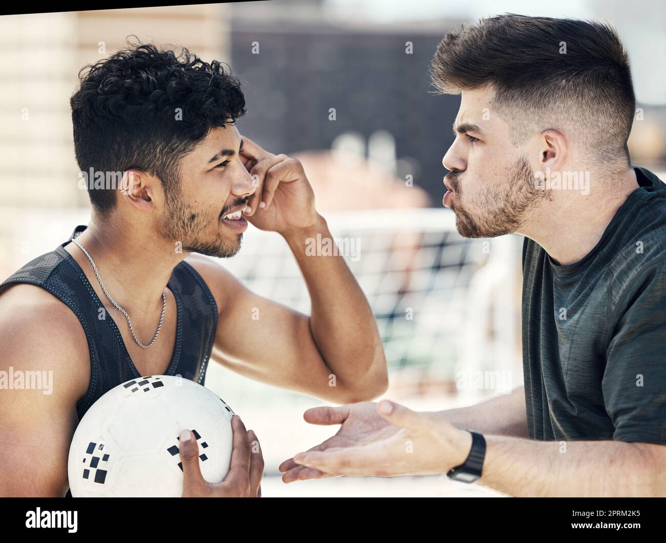 Verärgerte Fußballspieler kämpfen, Probleme und Streit, Konflikte und