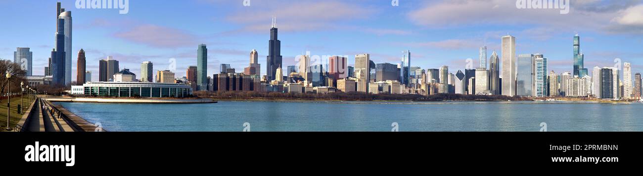 Blick nach Westen auf die Skyline von Chicago, einschließlich Shedd Aquarium im Winter. Stockfoto