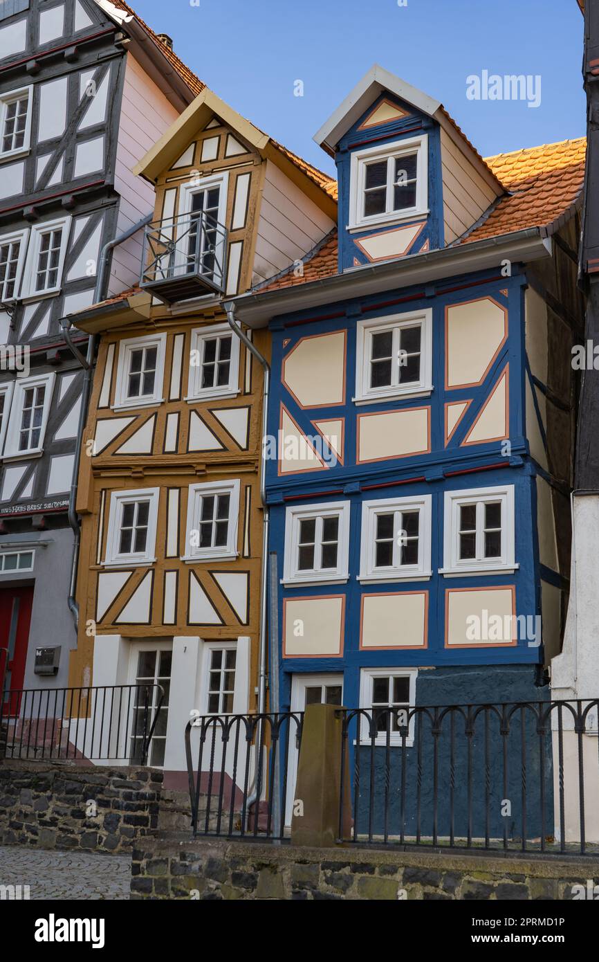 Schmale alte Fachwerkhäuser in Homberg Efze Stockfoto