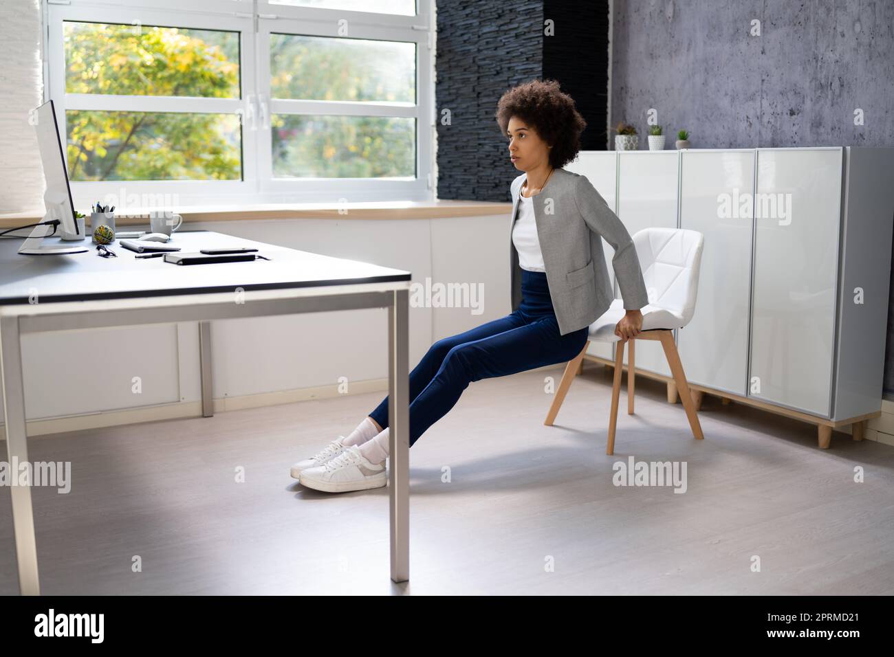 Trizeps Dip Büro Schreibtischstuhl Workout Übung Stockfoto