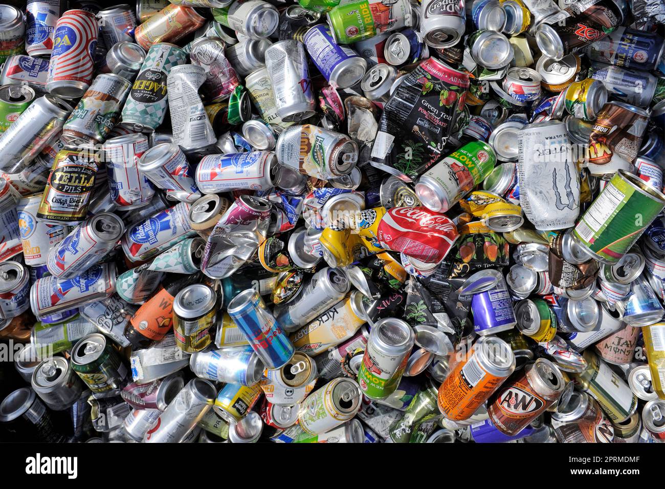 MOAB, Utah, USA, Juni 4,2015: Leere Getränkedosen zum Recycling in einem Container am Straßenrand. Stockfoto