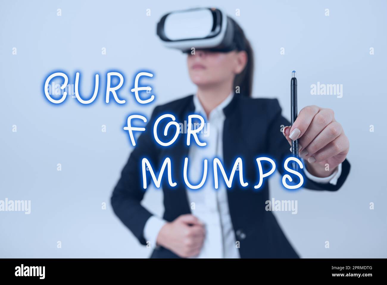 Schreiben mit Anzeige von Text Cure for Mumps. Geschäftsübersicht Medizinische Behandlung für ansteckende Infektionskrankheiten Geschäftsfrau präsentiert verschiedene Informationen auf zwei Notizen. Stockfoto
